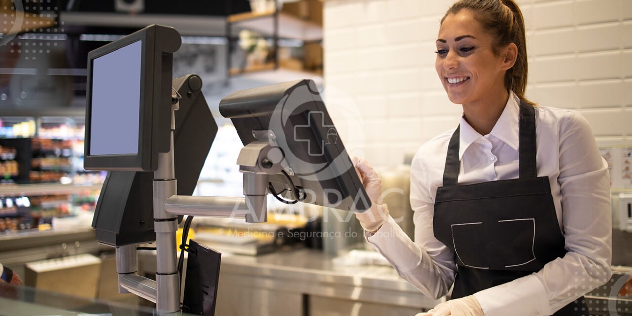 Operador de checkout 2026: 7 erros de ergonomia